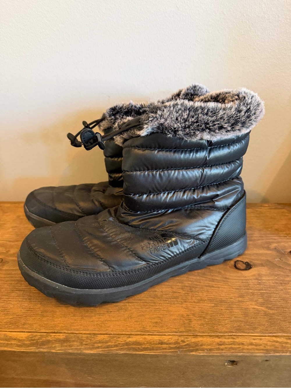 The North Face Kids Black Faux-Fur Collar Snow Boots